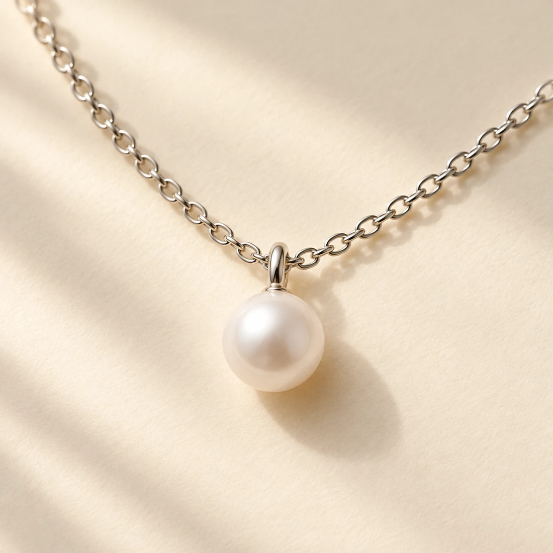 Yuki Pearl Necklace: close-up of the Silver / White pendant